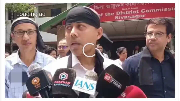 शिवसागर आयुक्त कार्यालय के कर्मचारियों का विधायक के खिलाफ प्रदर्शन