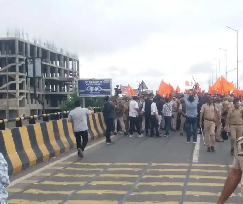 करणी सेना का कलेक्ट्रेट कूच: वाटर कैनन और लाठीचार्ज के बीच राष्ट्रपति के नाम सौंपा ज्ञापन