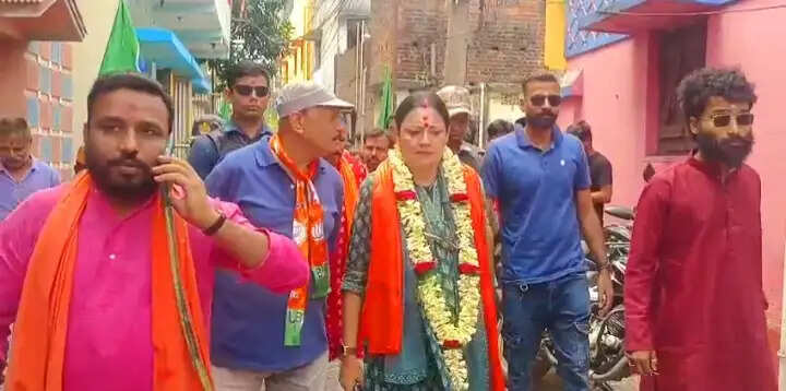 चुनाव 26 : अग्निमित्रा पाल ने वार्ड नंबर 75 में किया चुनाव प्रचार, लोगों की समस्याएं सुनी और समाधान का दिया आश्वसन