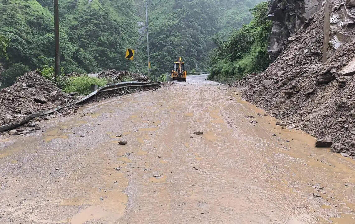 झलोगी और हनोगी में पहाड़ दरका, चंडीगढ़-मनाली हाईवे पर थमा यातायात