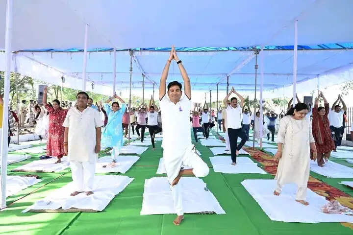 अंतर्राष्ट्रीय योग दिवस पर जांजगीर-चांपा में सामूहिक योगाभ्यास, मंत्री ओपी चौधरी बोले- योग हमारी विरासत और स्वस्थ जीवन का आधार