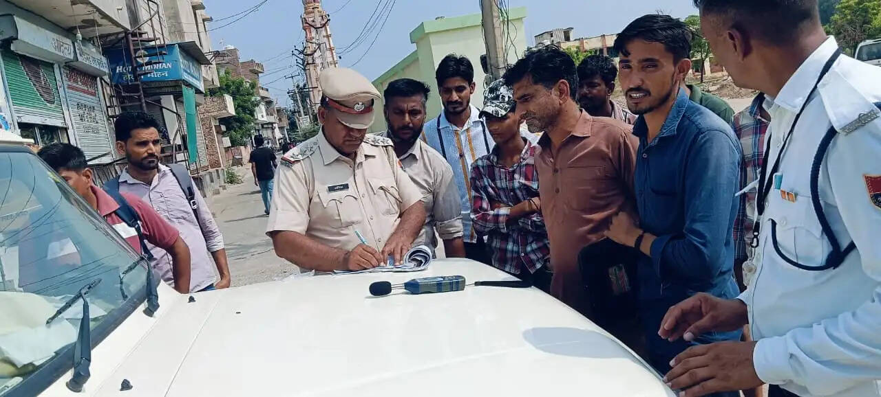 यातायात नियमों की धज्जियां उड़ाने वालों पर पुलिस का वज्रपात
