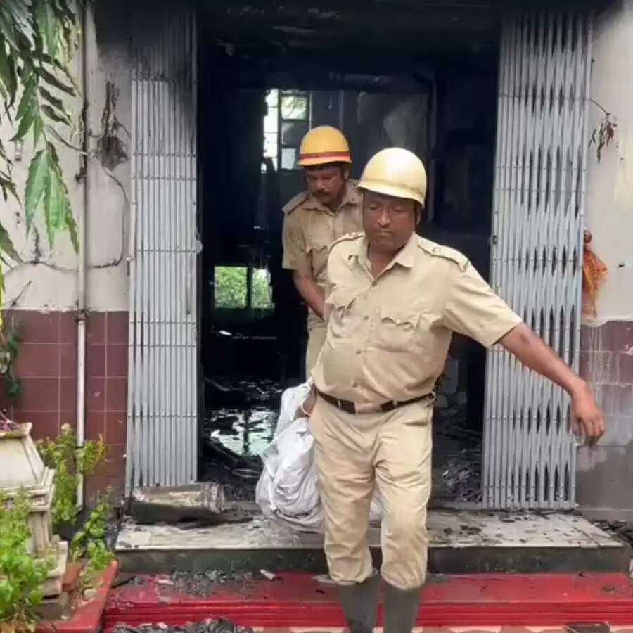 पं. बंगाल के तारापीठ के होटल में लगी आग, छह श्रद्धालुओं की मौत, अनेक झुलसे