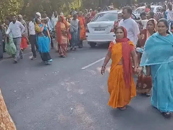 मध्यान्ह भोजन और सांझा चूल्हा योजना से जुड़ी हजारों महिलाओं&nbsp;का प्रदर्शन,&nbsp;मुख्यमंत्री निवास की ओर&nbsp;किया&nbsp;कूच