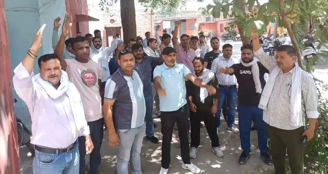 पानीपत: एचकेआरएन बिजली कर्मचारियों ने वेतन न मिलने के विरोध में किया प्रदर्शन