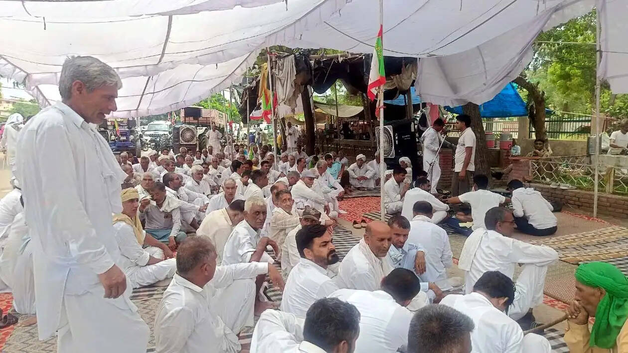 हिसार : नहरों में पानी व बिजली लाइन के मुआवजे की मांग पर किसानों ने फूंका मुख्यमंत्री का पुतला