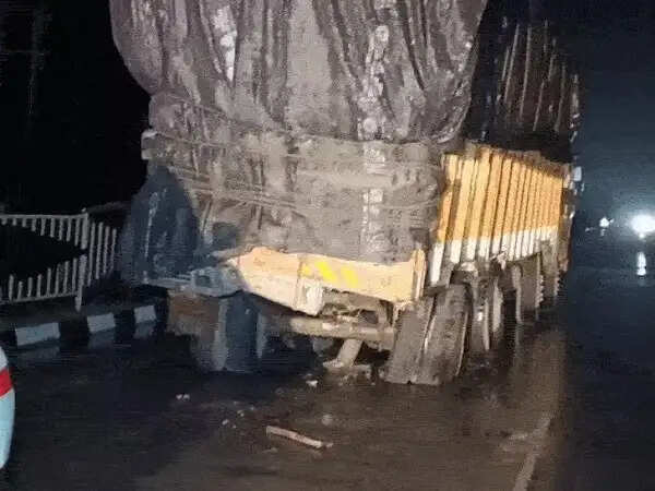 मप्र के मैहर में&nbsp;चलते ट्रक में पीछे से घुसी तेज रफ्तार एक्सयूवी&nbsp;कार, पांच युवकों की मौत