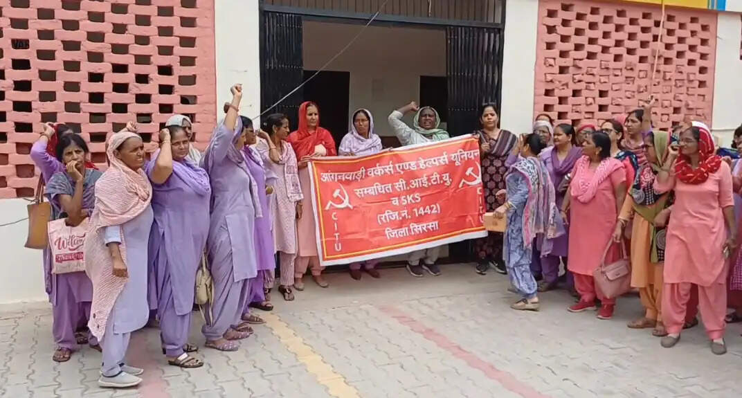 सिरसा: आंगनवाड़ी वर्करों ने किया बीडीपीओ कार्यालय का घेराव