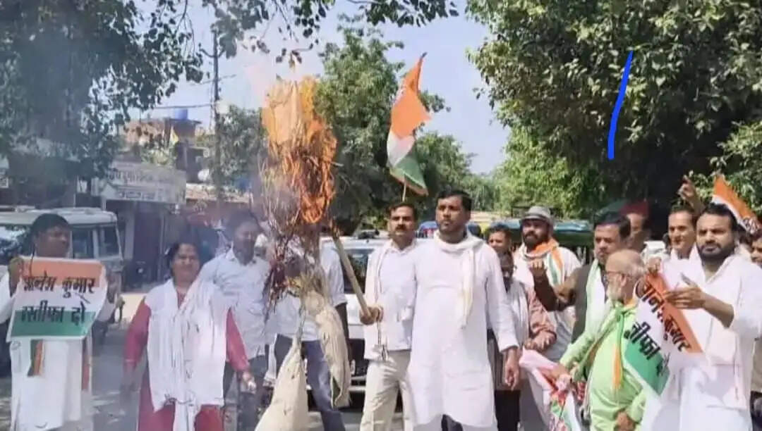 कानपुर देहात: वोटर लिस्ट में गड़बड़ी का आरोप लगा कांग्रेस का हल्लाबोल, चुनाव आयुक्त का फूंका पुतला