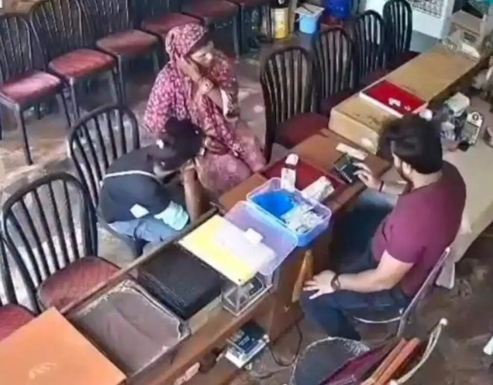 ग्राहक बनकर आई महिला चोर सर्राफ दुकान से चांदी लेकर फरार
