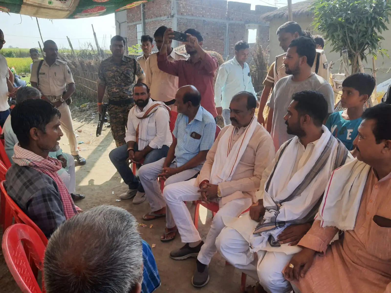 मारे गये शिबू खान के परिजन से मिले विधायक, आर्थिक सहायता देकर न्याय की लड़ाई में साथ देने का दिया भरोसा