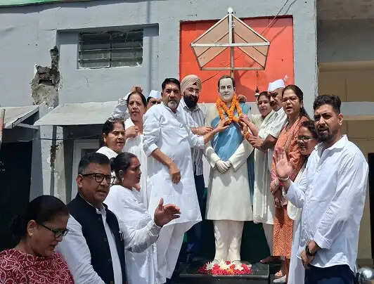 कांग्रेस ने मनाई पूर्व पीएम राजीव गांधी की जयंती, सूचना क्रांति और पंचायती राज में उनके योगदान को किया याद