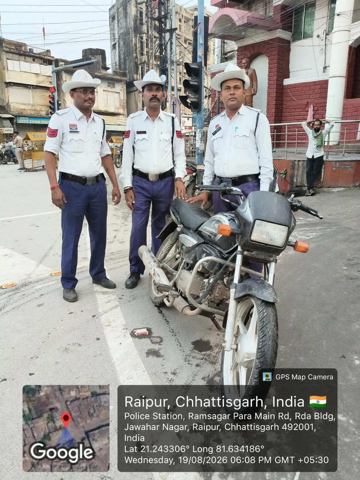 वाहन चेकिंग के दौरान यातायात पुलिस ने चोरी की मोटरसाइकिल बरामद की, चालक मौके से फरार