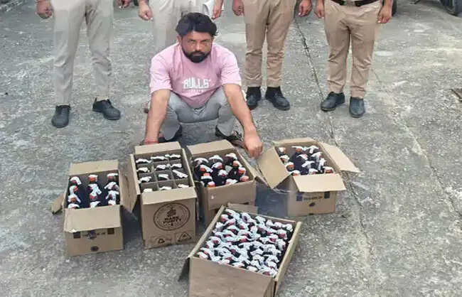 महेंद्रगढ़ में कार से पांच पेटी अवैध शराब बरामद, आरोपी गिरफ्तार