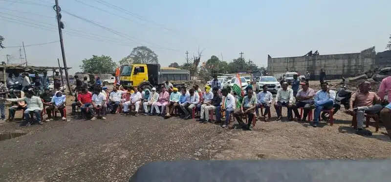 कोरबा : इमलीछापर चौक पर चक्काजाम शुरू: अधूरा ओवरब्रिज व फोरलेन निर्माण के विरोध में सड़क पर उतरे लोग