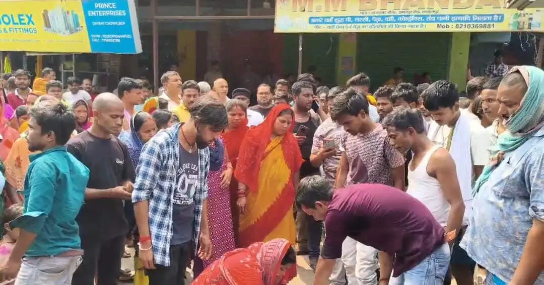 बालू लदे ट्रैक्टर की चपेट में आने से महिला की मौत, आक्रोशित लोगों ने किया सड़क जाम