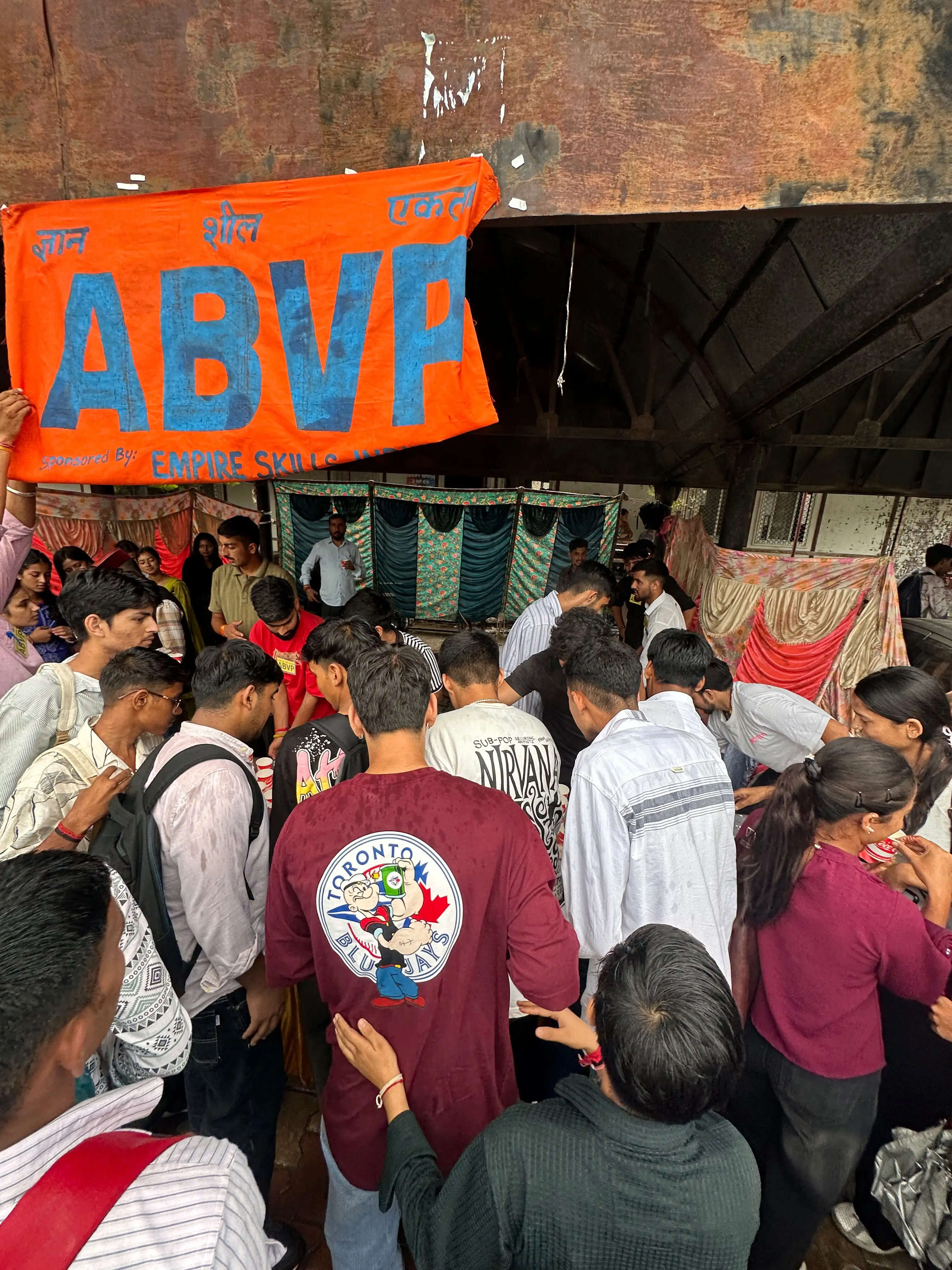 अभाविप ने मंडी महाविद्यालय परिसर में बांटी खीर