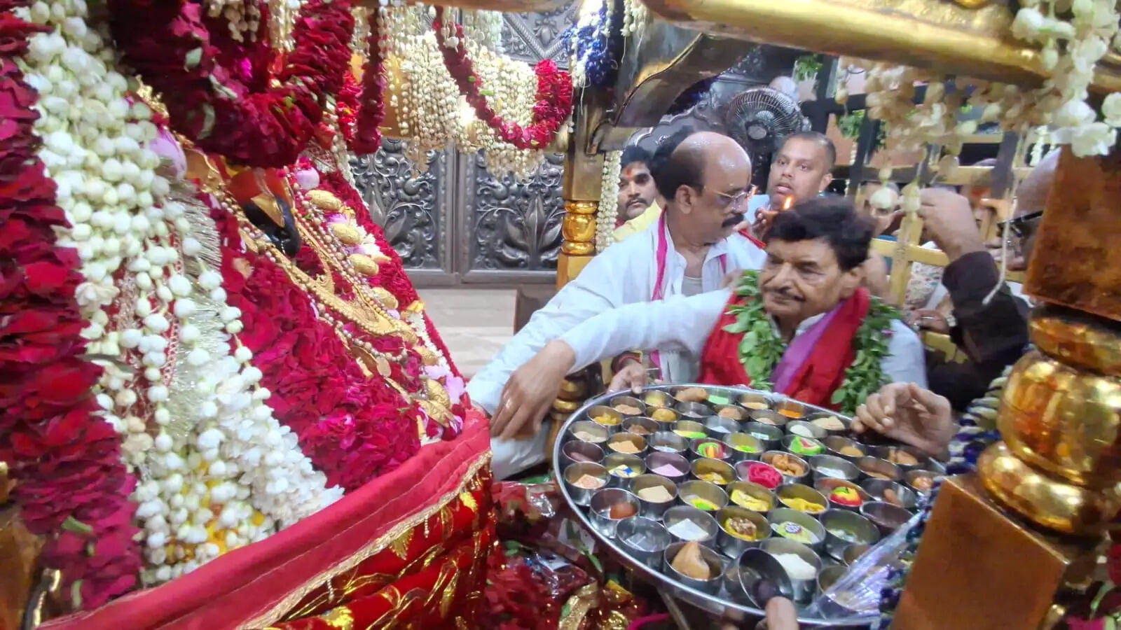 मां विंध्यवासिनी के दरबार पहुंचे शिवपाल यादव, 51 किलो का घंटा किया अर्पित
