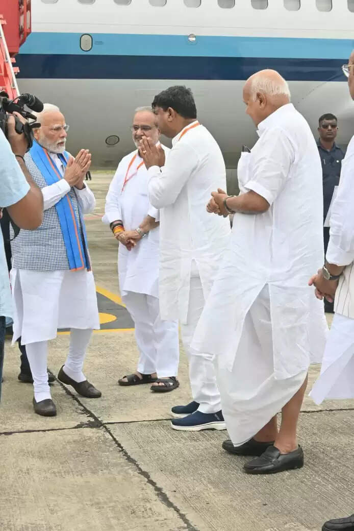 सिवान जाने से पहले कुशीनगर एयरपोर्ट पर भाजपा नेताओं से मिले प्रधानमंत्री