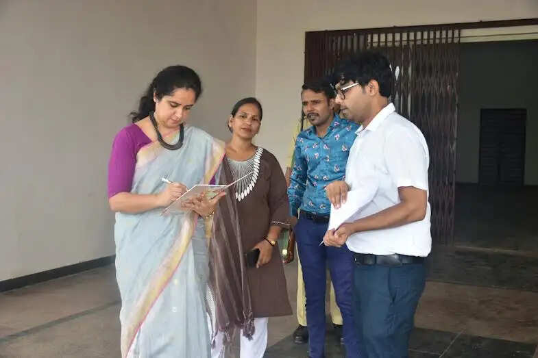 मंदसौरः कलेक्टर ने ईवीएम वेयर हाउस का निरीक्षण किया