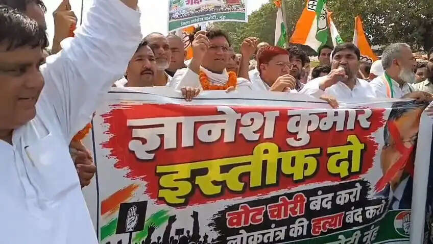 नूंह में कांग्रेस ने वोट चोरी के मुद्दे पर किया प्रदर्शन