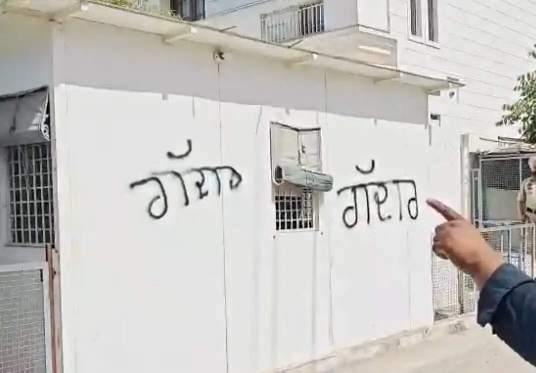 जालंधर में हरभजन सिंह के घर के बाहर लिखा 'गद्दार'