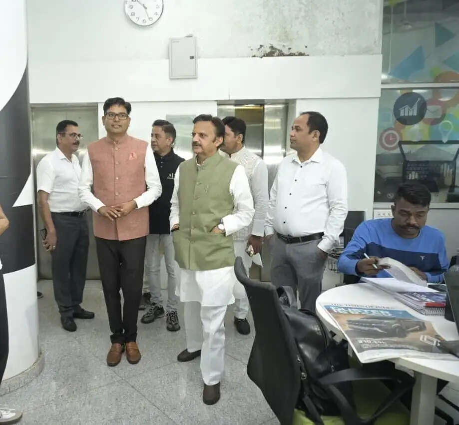 रायपुर : मध्यप्रदेश के उप मुख्यमंत्री राजेंद्र शुक्ल ने नालंदा लाइब्रेरी का किया अवलोकन, सराहा मॉडल