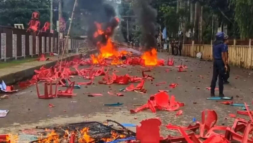 बांग्लादेश के गोपालगंज में हिंसा में मारे गए लोगों का बिना पोस्टमार्टम के अंतिम संस्कार!