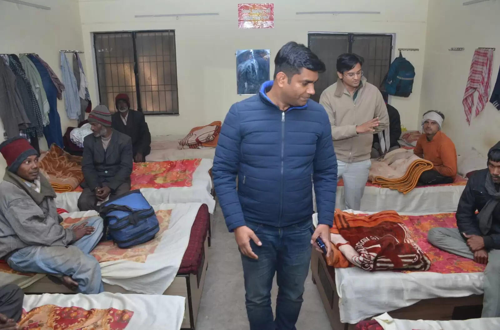 हाड़ कपा देने वाली ठंड के बीच जिला प्रशासन ने देर रात्रि चलाया राहत अभियान,कंबल किए वितरित