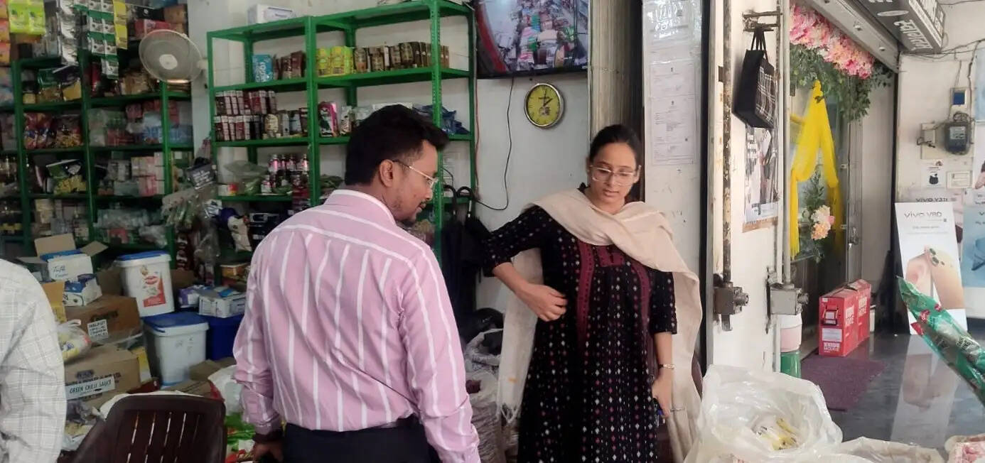 बाजार समिति में खाद्य सुरक्षा विभाग का औचक निरीक्षण, चार खाद्य पदार्थों के नमूने भेजे गए जांच के लिए
