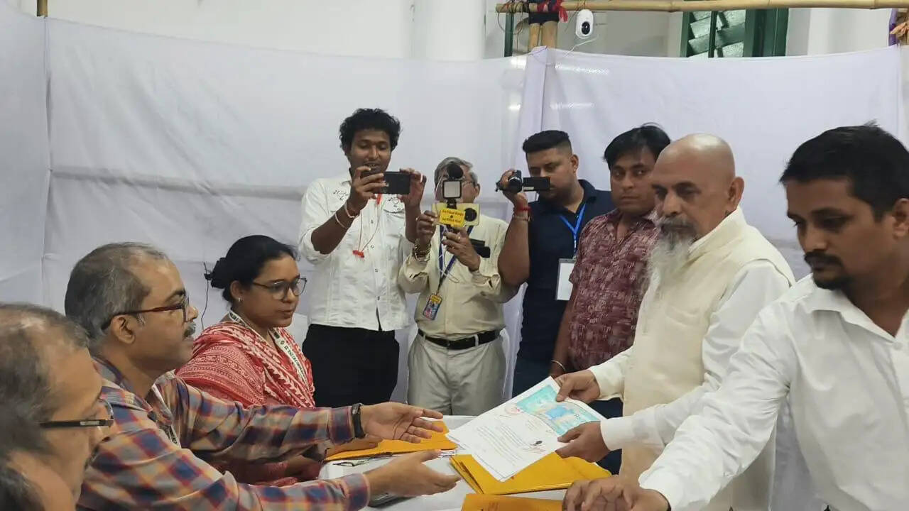 चुनाव 26 : उत्तरपाड़ा से पूर्व पंचायत प्रधान अच्छेलाल यादव ने निर्दलीय उम्मीदवार के रूप में भरा नामांकन