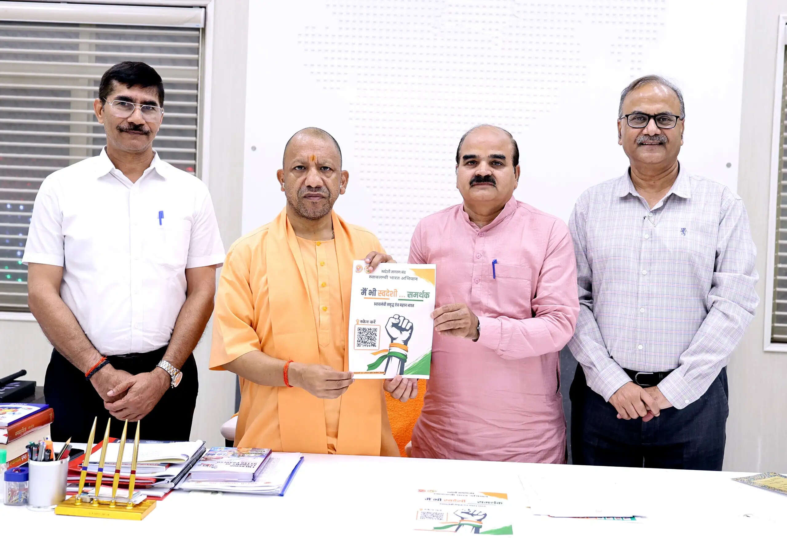लखनऊ में मुख्यमंत्री योगी आदित्यनाथ से मिले स्वदेशी जागरण मंच के राष्ट्रीय सह संयोजक डॉ राजीव कुमार
