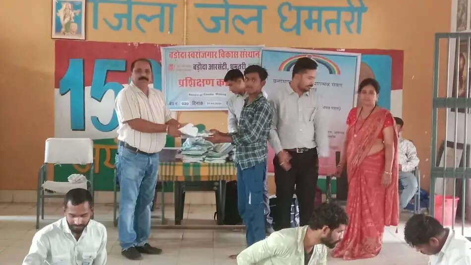 बंदियों को बनाया जा रहा हुनरमंद, रिहाई के बाद बन सकेंगे आत्मनिर्भर