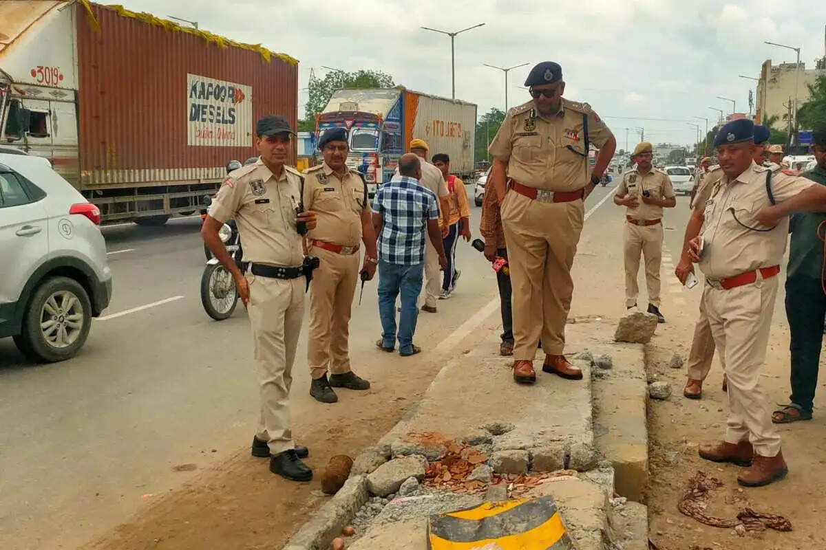 रेलिंग तोड़ फुटपाथ पर चढ़ा बेकाबू ट्रेलर: &nbsp;पिता और तीन मासूमों की मौत