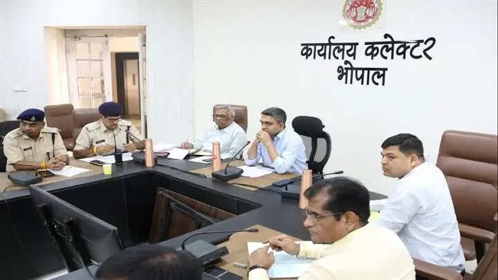 आर्मी डे परेड और ग्लोबल इन्वेस्टर्स समिट से पहले शहर की सड़कों के सुधार कार्य पूर्ण करें : कलेक्टर मिश्रा