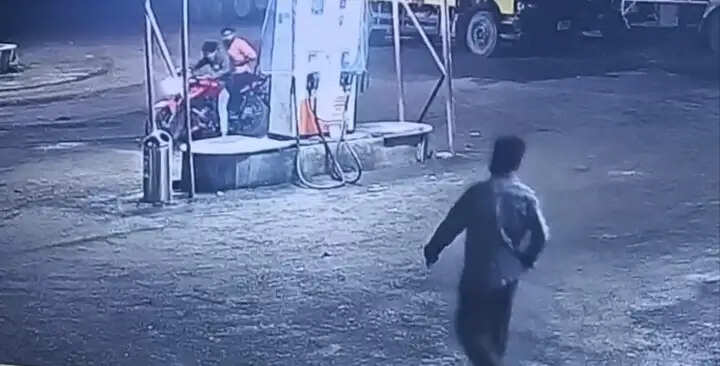 अनूपपुर: पेट्रोल पंप पर सिगरेट पीने से रोका तो कर्मचारियों को डंडे से पीटा