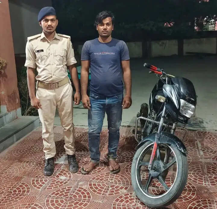 चोरी की मोटरसाइकिल के साथ युवक गिरफ्तार