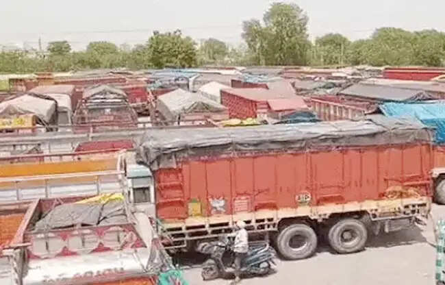 सोनीपत:ईसीसी शुल्क और बीएस-चार प्रतिबंध से थमे ट्रकों के पहिए