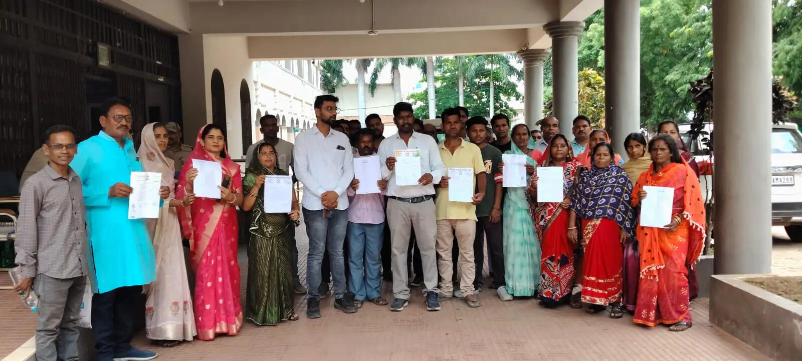 स्मार्ट मीटर के बाद बढ़े बिजली बिलों पर फूटा लोगों का गुस्सा, कांग्रेस पार्षदों के साथ कलेक्टर जनदर्शन पहुंचे वार्डवासी