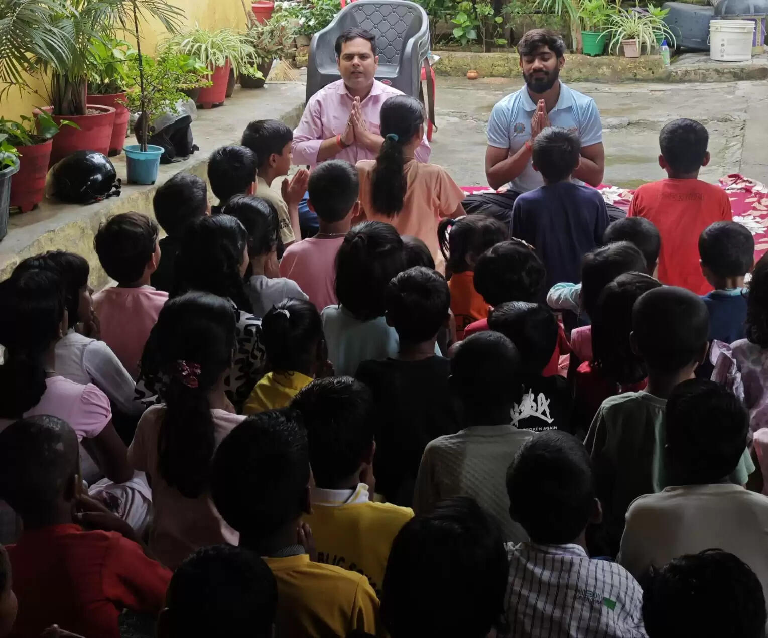 समर्पण ट्रस्‍ट ने ग्रामीण बच्चों काे कराया योग