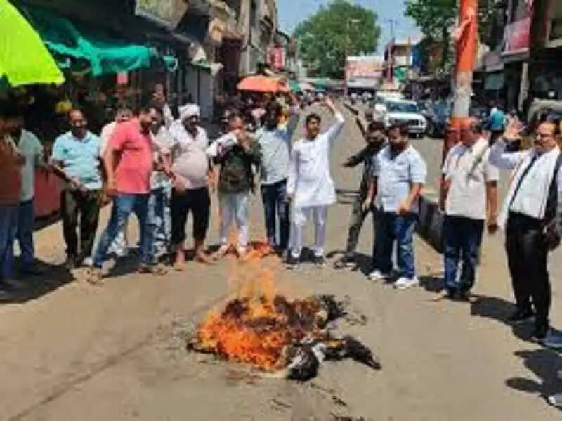 बरगी डैम क्रूज हादसे पर देवास में विरोध,&nbsp;युवक कांग्रेस का प्रदर्शन, कार्रवाई नहीं हुई तो आंदोलन की चेतावनी