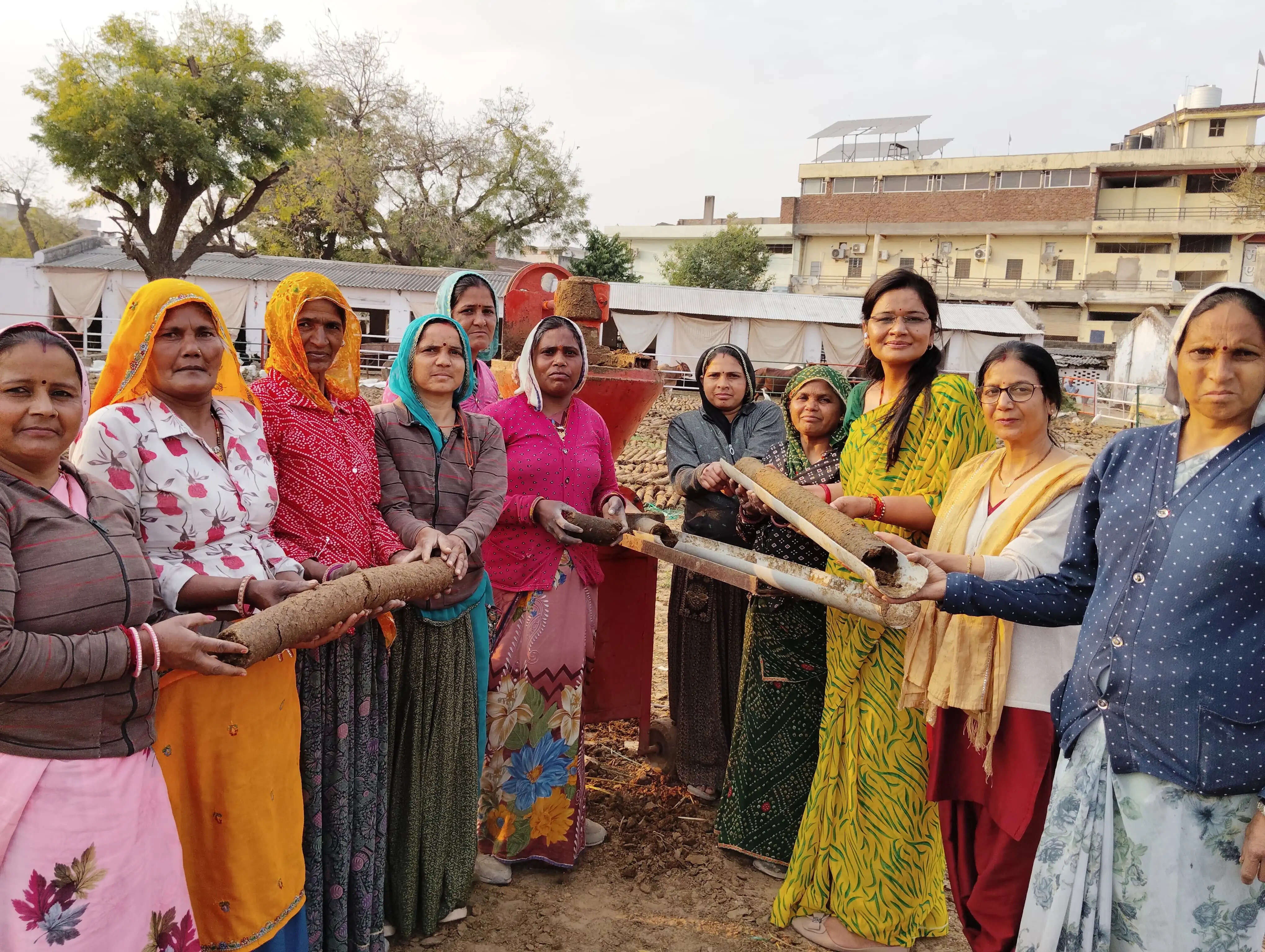 एक हजार महिलाओं को मिला रोजगार: होलिका दहन के लिए गोबर की लकड़ी बना रही नई पहचान