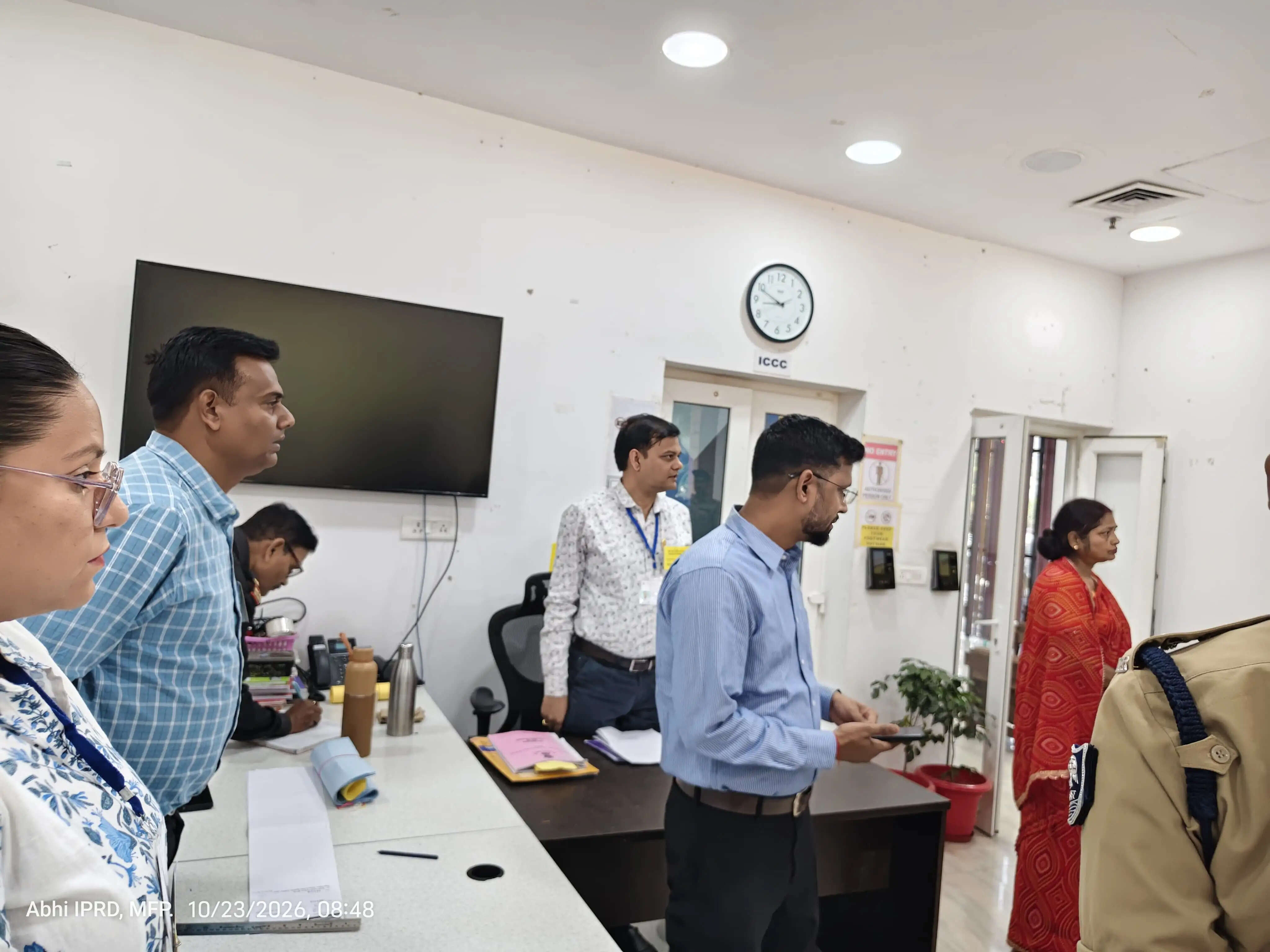 तिरहुत स्नातक एवं शिक्षक निर्वाचन 2026: मतदान केंद्र का जिला निर्वाचन पदाधिकारी एवं वरीय पुलिस अधीक्षक ने लिया जायजा