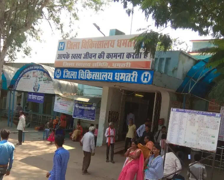 रामलीला के दौरान झुलसे दोनों घायलों का जिला अस्पताल में उपचार जारी