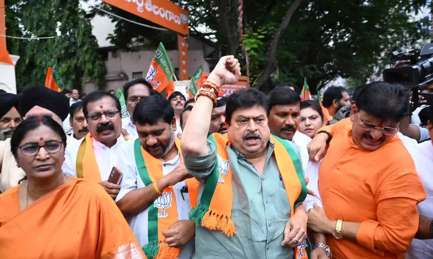 हैदराबाद के नामपल्ली में आमने-सामने हुए भाजपा-कांग्रेस कार्यकर्ता, पुलिस ने चलाई लाठियां