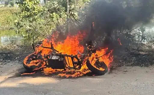 कोरबा में चलती इलेक्ट्रिक स्कूटी में लगी भीषण आग, भाई-बहन ने कूदकर बचाई जान