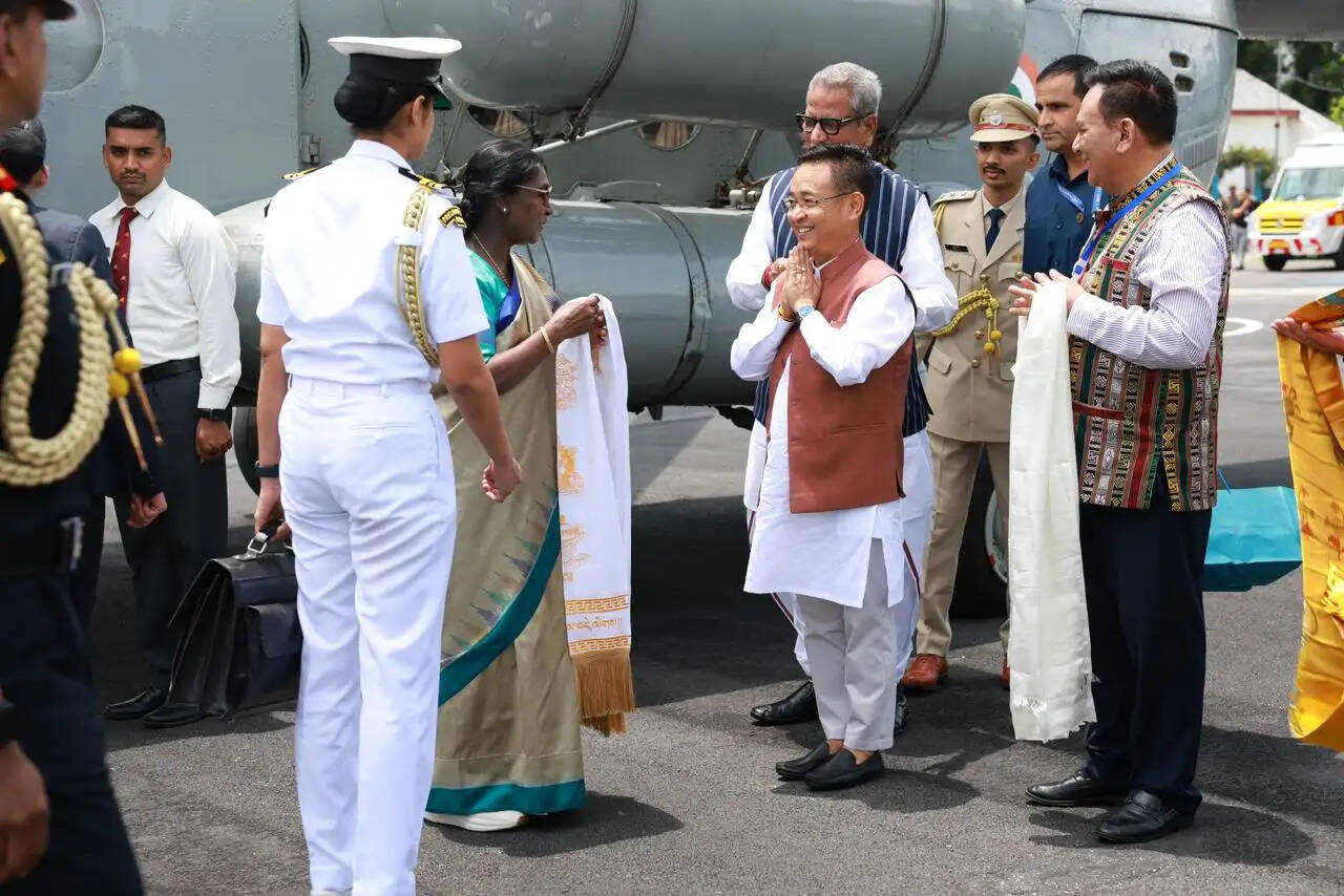 राष्ट्रपति मुर्मू सिक्किम के तीन दिन के दौरे पर गंगटोक पहुंचीं
