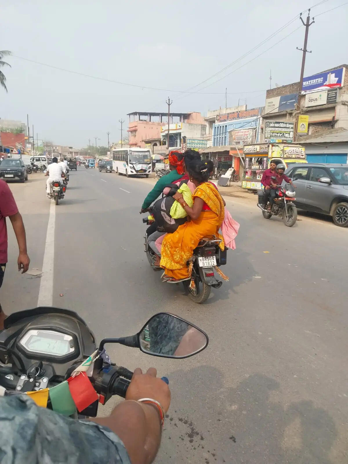 ट्रैफिक नियमों की अनदेखी से बढ़ रहा सड़क हादसों का खतरा, बिना हेलमेट कई सवार लेकर चल रहे वाहन