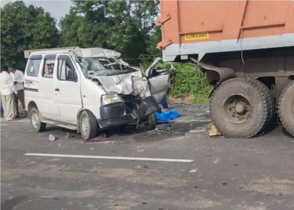गुजरात के सुरेंद्रनगर में ट्रक में घुसी कार, दो की मौत, करंट लगने से ट्रक क्लीनर ने भी गंवाई जान