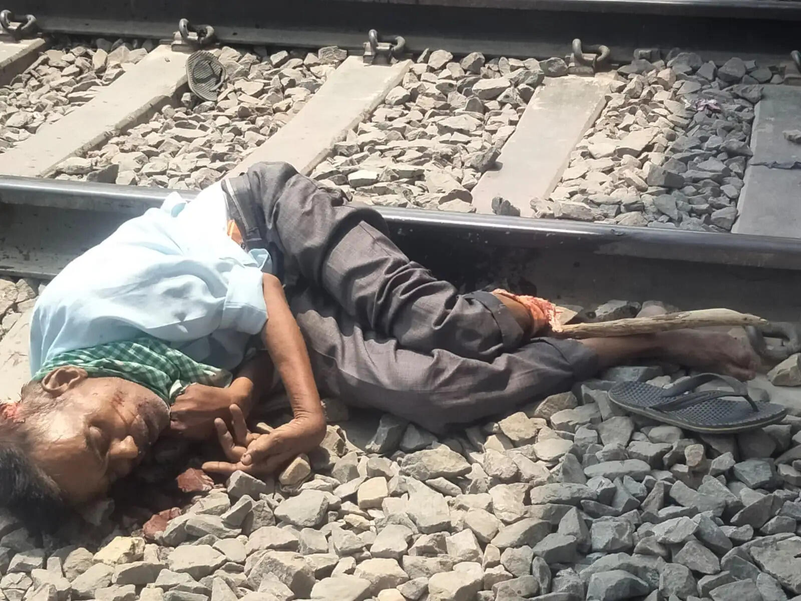 सलेमपुर रेलवे ओवरब्रिज के नीचे मिला व्यक्ति का शव